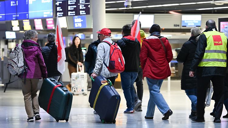 Die Frankfurter Betreibergesellschaft Fraport bittet Passagiere "von einer Anreise zum Flughafen abzusehen."