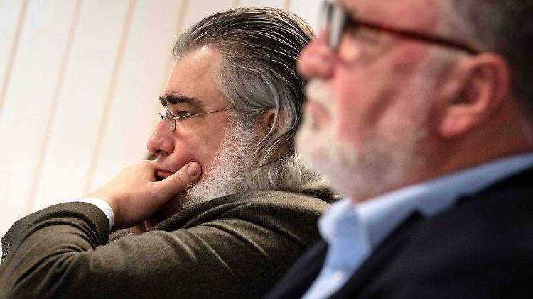 Lange Gesichter: Fabian Jacobi (l), Vertrauensperson beim so genannten Rumpfvorstand der AfD in Bremen und Heinrich Löhmann (r), Vertrauensperson des so genannten Notvorstandes, nehmen an der Sitzung des Landeswahlausschusses teil.