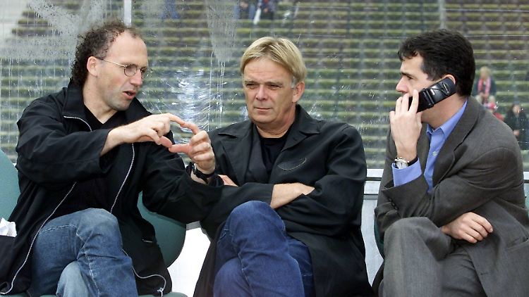 Volker Finke (Mitte) mit Co-Trainer Achim Sarstedt und Manager Andreas Rettig im Oktober 2001.