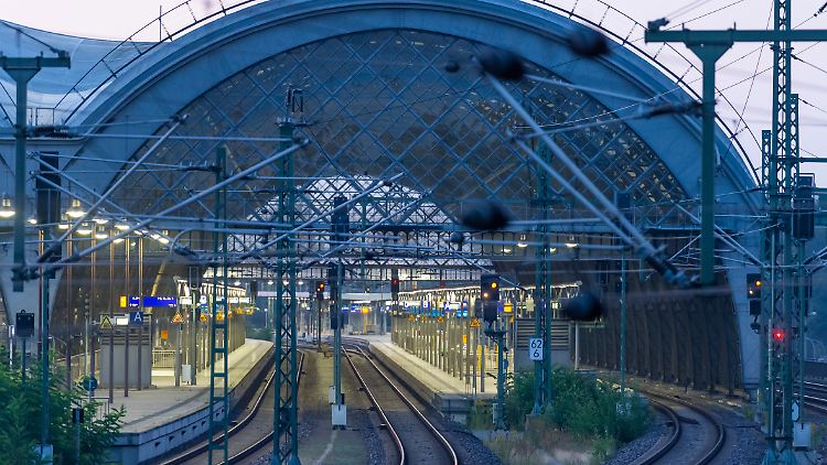 "Wir gehen davon aus, dass am Montag das Land lahmgelegt ist", sagte Bahn-Personalvorstand Seiler.