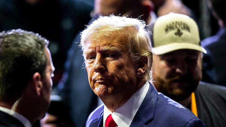 Gegen Trump wird aufgrund einer mutmaßlichen Schweigegeldzahlung an die Pornodarstellerin Stormy Daniels ermittelt.