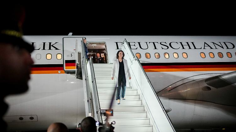 Ist im zweiten Anlauf sicher gelandet: Außenministerin Baerbock.