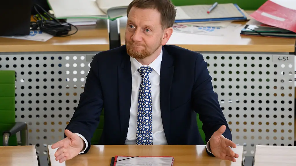 Sachsens-Ministerpraesident-Michael-Kretschmer-CDU-bei-einer-Landtagssitzung