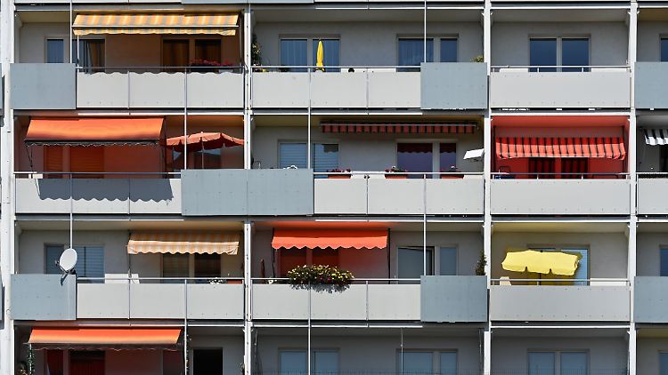 Solange der Sonnenschutz wieder abgenommen werden kann, gehört dies zur zugelassenen Nutzung des Balkons und darf nicht verboten werden