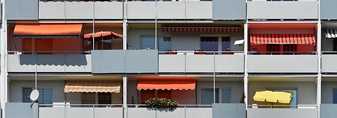 Geklemmt oder gebohrt? In Wohnungseigentümergemeinschaften macht das bei Markisen einen großen Unterschied.