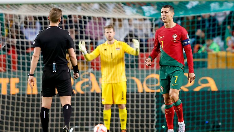 Cristiano Ronaldo schaut auf den Schiedsrichter.