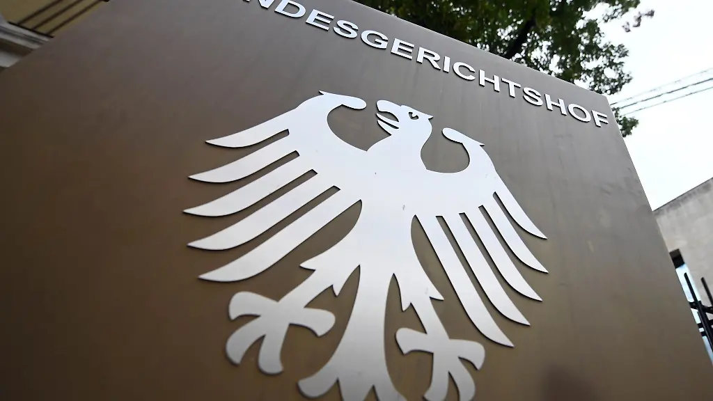 Ein-Hinweisschild-mit-dem-Bundesadler-und-dem-Schriftzug-Bundesgerichtshof-aufgenommen-beim-Bundesgerichtshof-BGH