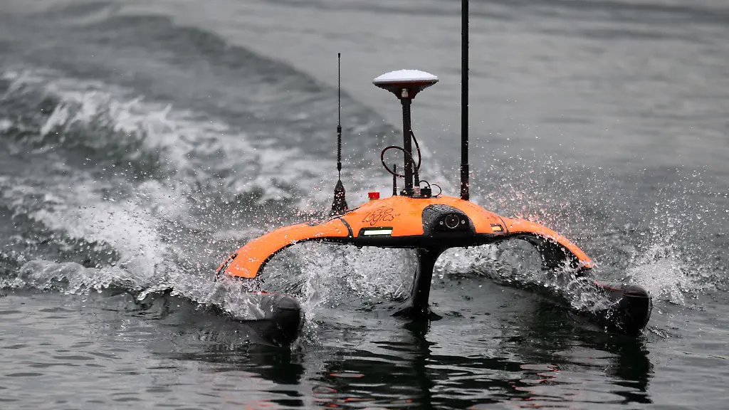 Ein-hydrographisches-Vermessungsfahrzeug-ist-auf-dem-Hufeisensee-in-Halle-unterwegs