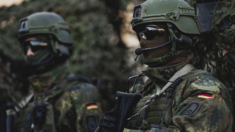 Bei ersten Lieferungen von Schutzwesten wurden bereits Probleme festgestellt. Insgesamt hat die Bundesregierung mehr als 300.000 Stück geordert.