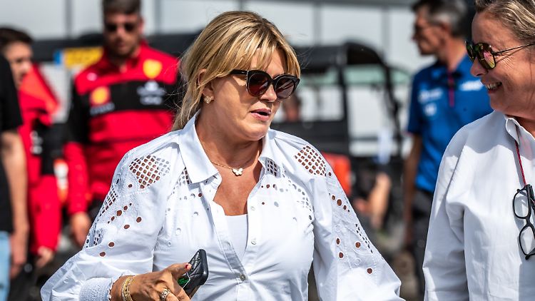 Corinna Schumacher bei einem Rennen ihres Sohnes Mick 2022 in den Niederlanden.