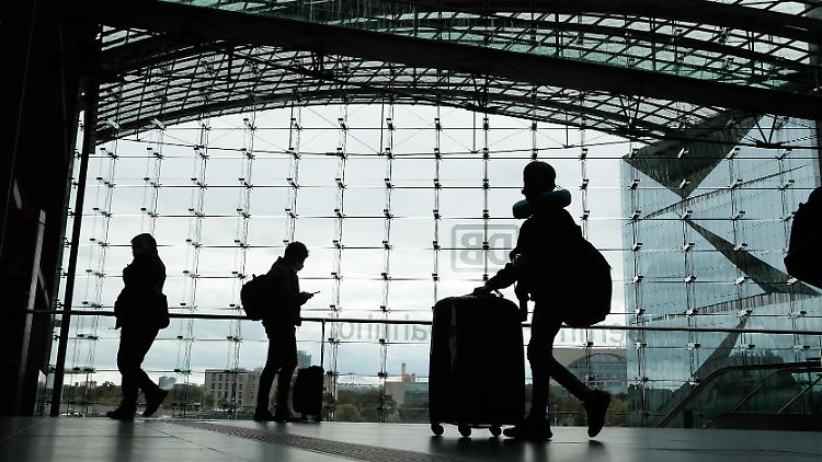 Besonders die Deutsche Bahn und ihre Reisenden sind von dem Streik am Montag betroffen. Das Unternehmen glaubt, der EVG-Gewerkschaft ein gutes Angebot unterbreitet zu haben.
