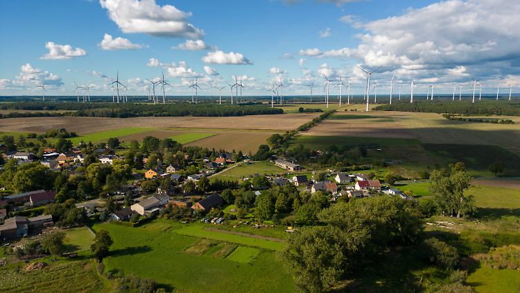 Rückkehrerprogramm,  Wohnen für Hilfe, "Wohnen-in der Pampa"-Zulage: Experte Daniel Fuhrhop hat "zwei Hände voll" Ideen und Vorschläge, wie der Bund Landleben attraktiver machen könnte.