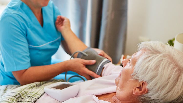 Die häusliche Krankenpflege macht den Krankenkassen offenbar oft Ärger.