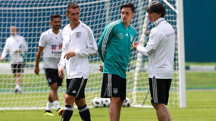 Özil und Löw bei der WM 2018 - danach trat Özil aus der DFB-Elf zurück.