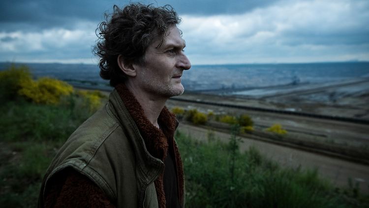 Blickt fassungslos in seine kaputte Heimat: der letzte verbliebene Dorfbauer Konrad (Jörn Hentschel).