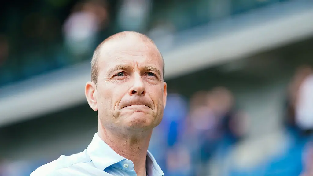 Augsburgs-Trainer-Jess-Thorup-steht-im-Stadion