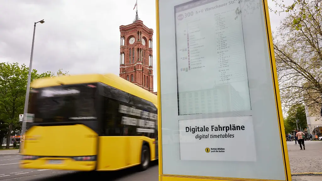Eine-digitale-Leuchtsaeule-der-BVG-steht-an-der-Bushaltestelle-Rotes-Rathaus