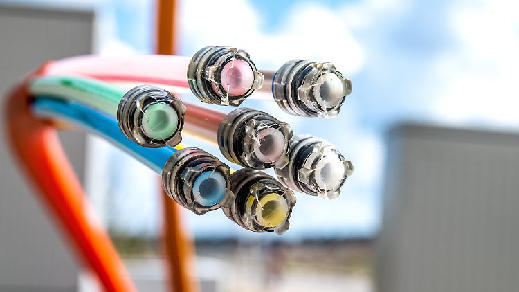 Bis 2030 solle laut Gigabitstrategie der Bundesregierung in Deutschland flächendeckend Glasfaseranschlüsse geben.