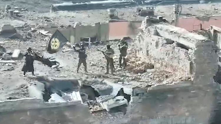 Dieses Bild, das von Prigoschins Pressestelle verbreitet wurde, zeigt angeblich Wagner-Kämpfer auf einem Gebäude in der ukrainischen Stadt Bachmut.