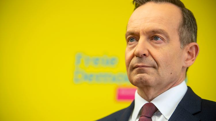 Bundesverkehrsminister Volker Wissing will die Streiks auf Schiene und in der Luft mit LKWs abdämpfen.