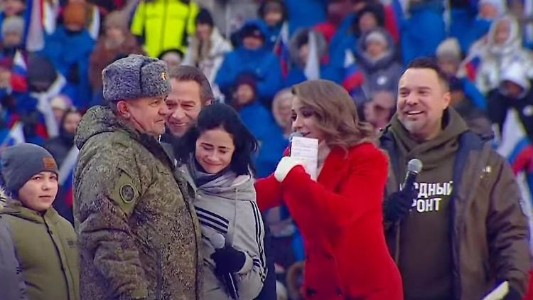 Im Luschniki-Stadion bedankt sich Anna (graue Jacke) bei ihrem angeblichen Retter.
