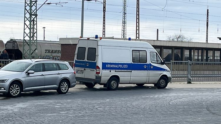 Im Bahnhof Guben überwältigen Einsatzkräfte den Angreifer.