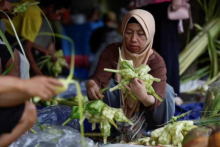 2024-04-09T061947Z-1479580062-RC2S27ABJE0Y-RTRMADP-3-RELIGION-EID-INDONESIA