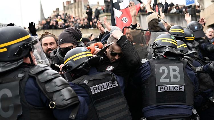 Bei den Protesten gegen die Rentenreform in Frankreich kam es zum exzessiven Gewalteinsatz vonseiten der Polizei.