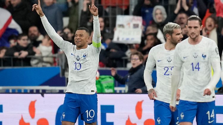 Mbappé ging als neuer Kapitän voran.