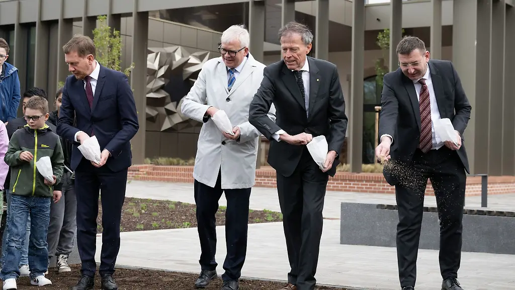 Ministerpraesident-Michael-Kretschmer-l-r-Finanzminister-Hartmut-Vorjohann-Landtagspraesident-Matthias-Roessler-und-Rechnungshofpraesident-Jens-Michel-beim-Aussaeen-einer-Blumenwiese-anlaesslich-der-feierlichen-Uebergabe-des-Kasernengebaeudes