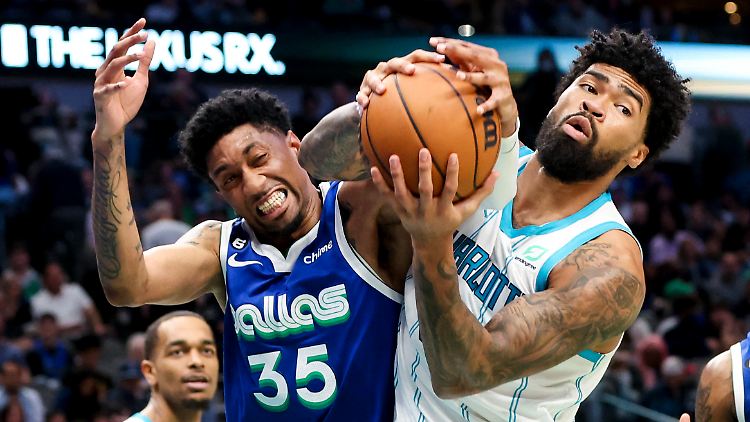 Christian Wood (l.) und die Dallas Mavericks kassierten eine ganz bittere und möglicherweise fatale Niederlage gegen die Hornets.