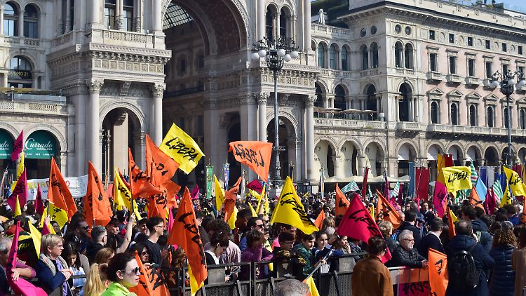 Am Dienstag gedachten Tausende vor dem Mailänder Dom der Opfer der Mafia.