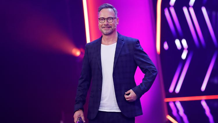 Der Moderator der Pro-Sieben-Show "The Masked Singer" ist 1970 in Detmold geboren.