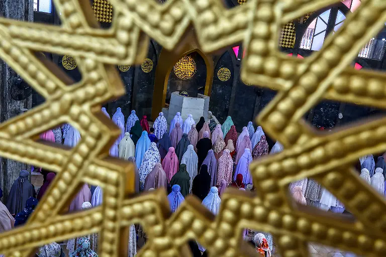 2023-04-22T000000Z-1334761197-RC2DJ0A7BTE0-RTRMADP-3-RELIGION-EID-THAILAND