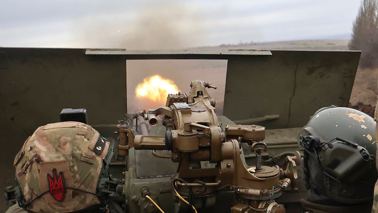 Ukrainische Soldaten feuern an der Frontlinie in der Nähe von Bachmut.