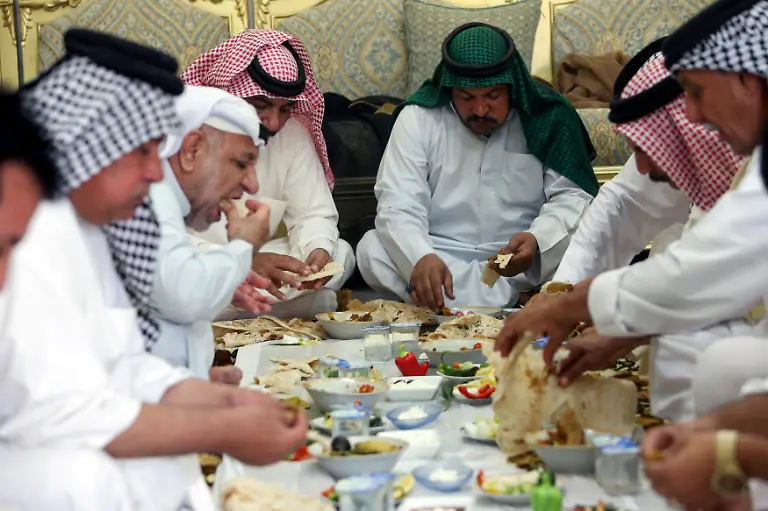 2021-05-14T100506Z-158646597-RC2JFN9W13JX-RTRMADP-3-RELIGION-EID-BASRA-FISH