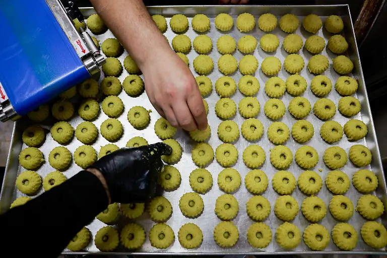 2024-04-08T150751Z-2112142703-RC2D27AEIHWX-RTRMADP-3-ISRAEL-PALESTINIANS-EID-AL-FITR-PREPARATIONS