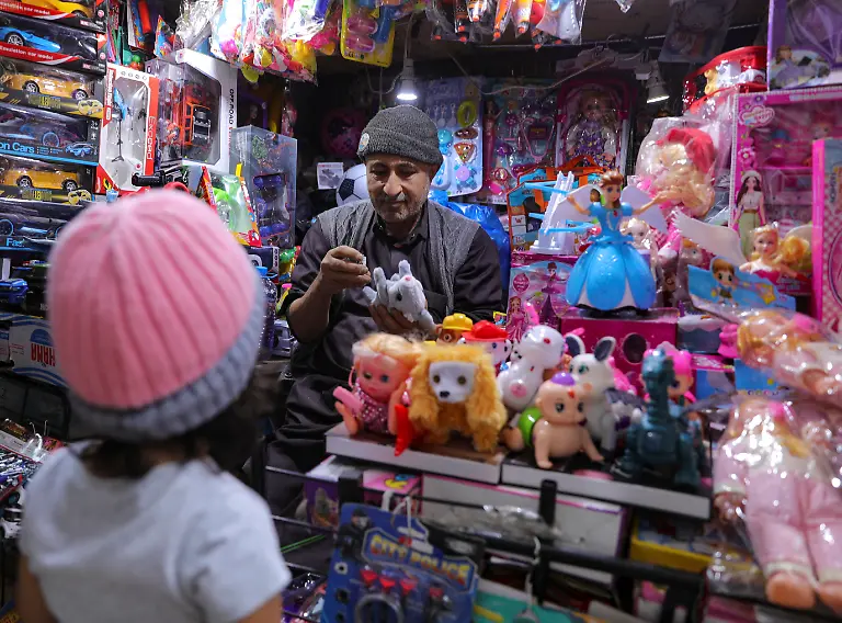 2024-04-08T181716Z-1207416482-RC2E27AGBKFV-RTRMADP-3-RELIGION-EID-YEMEN