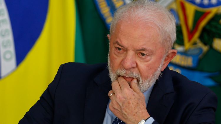 Der brasilianische Präsident Lula hat sich eine Lungenentzündung zugezogen, wegen der er seine geplante Reise verschieben muss. 