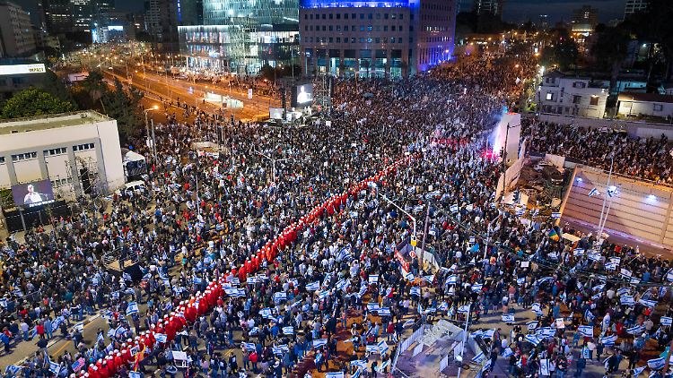 Am Abend gingen in Tel Aviv erneut Hunderttausende auf die Straße gegen die umstrittene Justizreform.