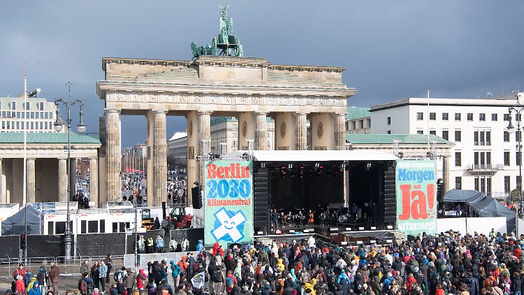 Die Konzert-Demo wird am Samstag von ständigen Regenschauern begleitet.