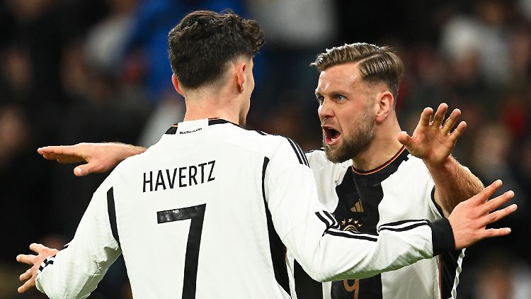 Niclas Füllkrug (rechts) schoss das DFB-Team zum Sieg über Peru.