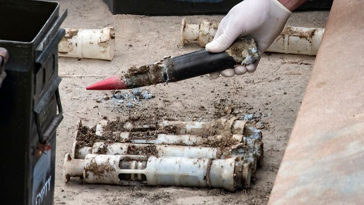 Laut dem Sprecher des Nationalen Sicherheitsrats der USA, John Kirby, ist Uranmunition nicht radioaktiv und "nicht einmal nahe dran", als Atomwaffe zu gelten.