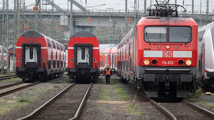 Reisende und Pendler müssen sich an diesem Montag auf weitreichende Verkehrsausfälle in allen Bereichen einstellen.