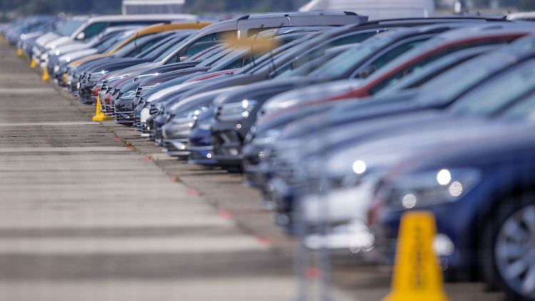 Die Beliebtheit von Benzinern steigt laut einer Umfrage wieder - die von Hybridautos und reinen Elektrofahrzeugen sinkt allerdings.