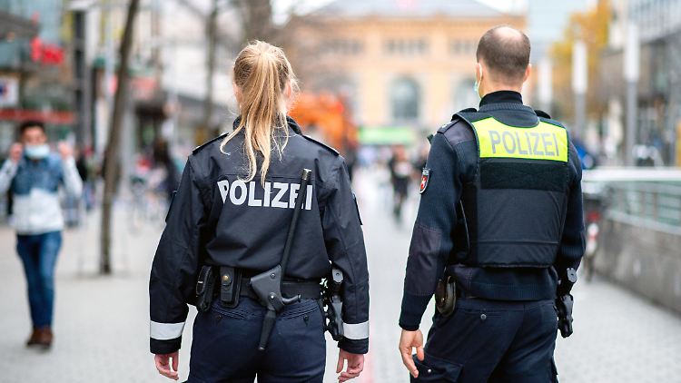 Insgesamt wurden 2022 erstmals wieder mehr Straftaten im Vergleich zum Vorjahr erfasst.