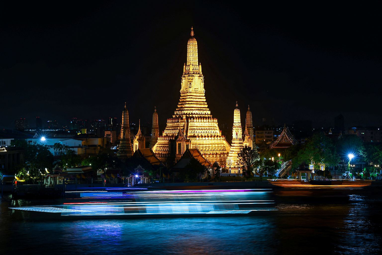 Rund um den Globus wurden während der "Earth Hour" Wahrzeichen verdunkelt. So etwa sah der berühmte Tempel War Arun noch aus, bevor ...