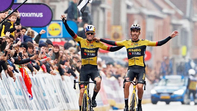 Wout van Aert (links) und Sieger Christophe Laporte machten den Sieg beim Klassiker Gent-Wevelgem untereinander aus.