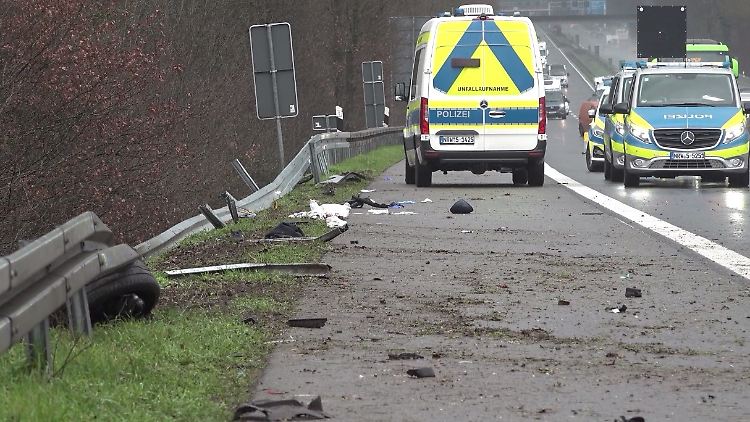 Der erste Porsche durchschlug an dieser Stelle die Leitplanke und rutschte in einen Graben.