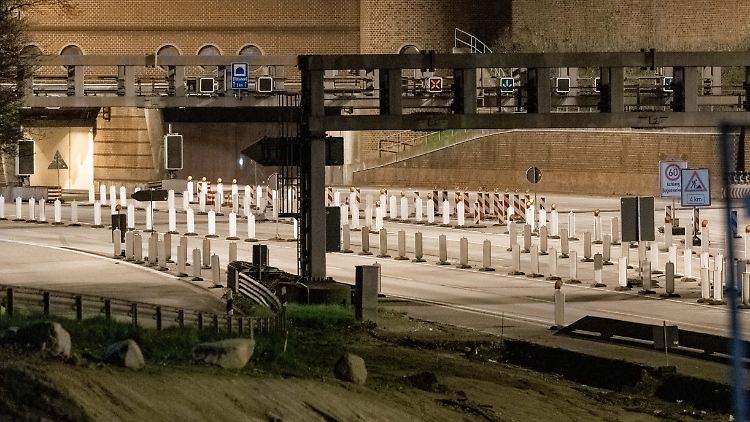 Der Elbtunnel wird täglich von etwa 120.000 Fahrzeugen genutzt.